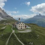 I borghi alpini abbandonati: escursioni tra rovine di montagna, storie dimenticate e paesaggi incantati