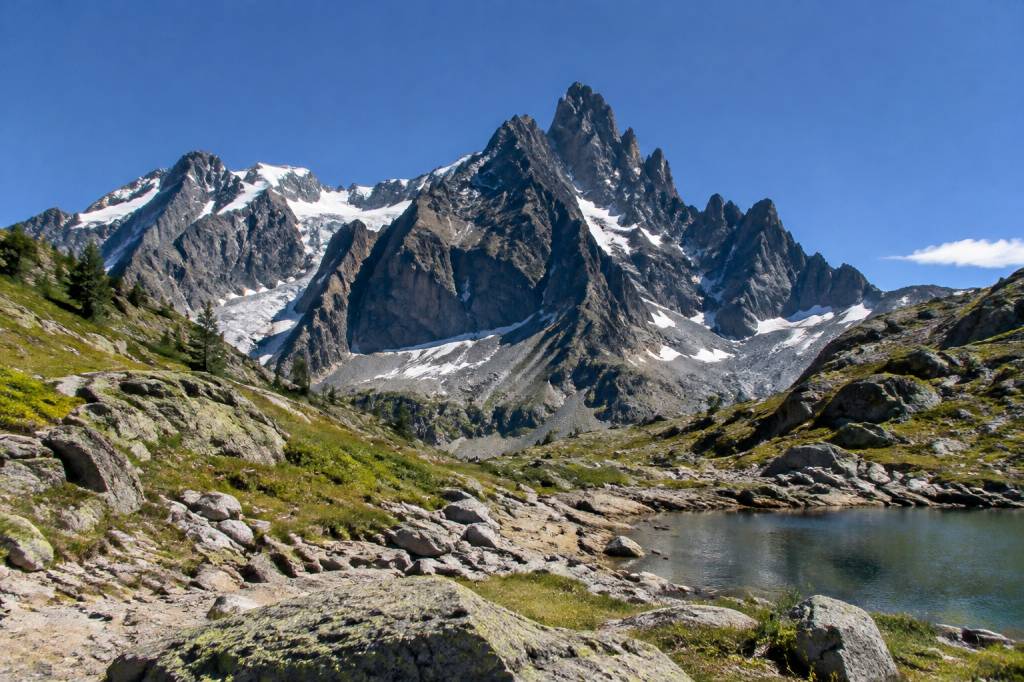 Aiguille Dibona: itinerario escursionistico nel cuore delle Alpi francesi
